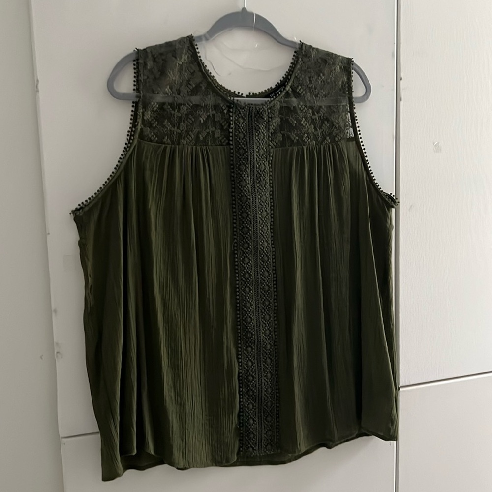 9. Zac & Rachel Woman’s Sleeveless Blouse